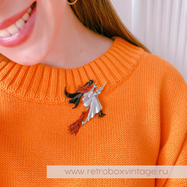 JJ / JONET JEWELRY Брошь "На шабаш: ведьмочка на метле" эмаль