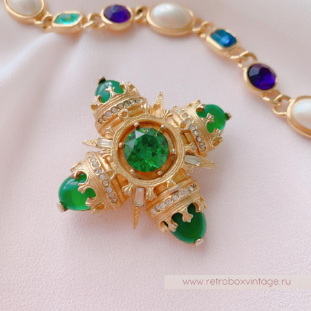 BENEDIKT N.Y. Брошь «Мальтийский крест изумруд»