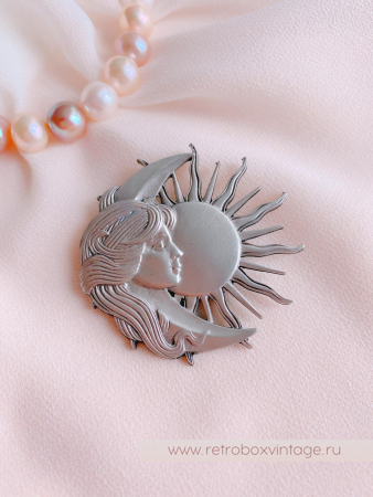 JJ / JONET JEWELRY Брошь «Девушка луна и солнце»