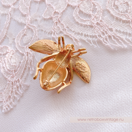 JOAN RIVERS Брошь "Пчелка Земляника"