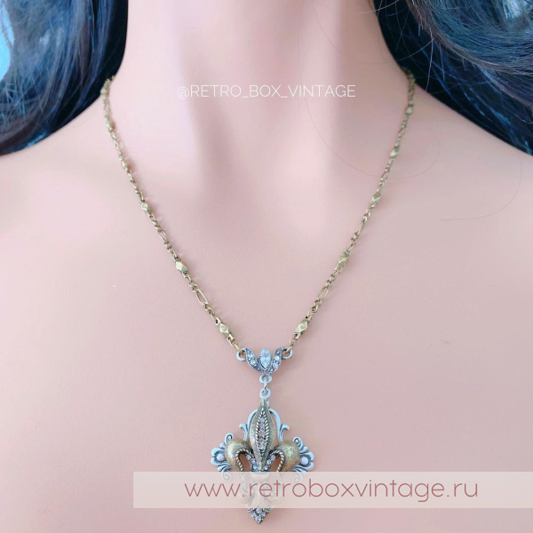 SWEET ROMANCE Кулон на цепочке "Флер де лис - королевская лилия" с кристаллами