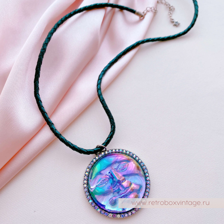 KIRKS FOLLY Кулон на кожаном шнуре "Лунная гладь: пурпурная водяная луна в серебре"