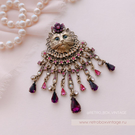 SWEET ROMANCE Брошь «Королева кошек: розово-пурпурные кристаллы»