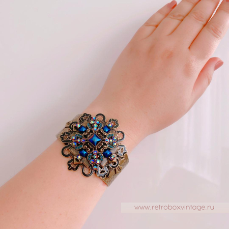 SWEET ROMANCE Браслет-каф «Кассиопея: крест с кристаллами павлин»