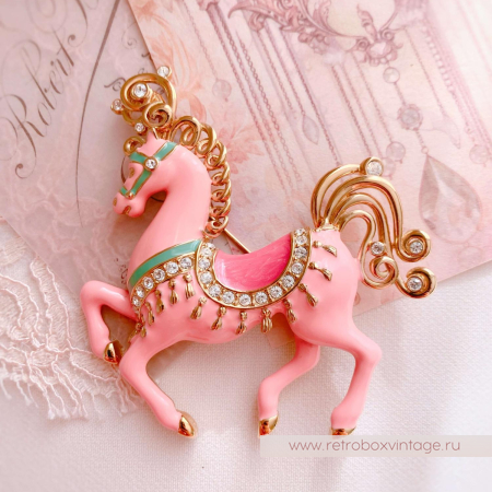 BOB MACKIE Брошь «Царская лошадь: розовая»