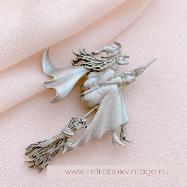 JJ / JONET JEWELRY Брошь «На шабаш: ведьмочка на метле»