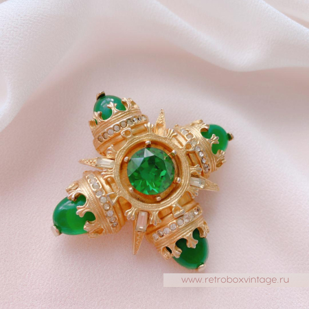 BENEDIKT N.Y. Брошь «Мальтийский крест изумруд»
