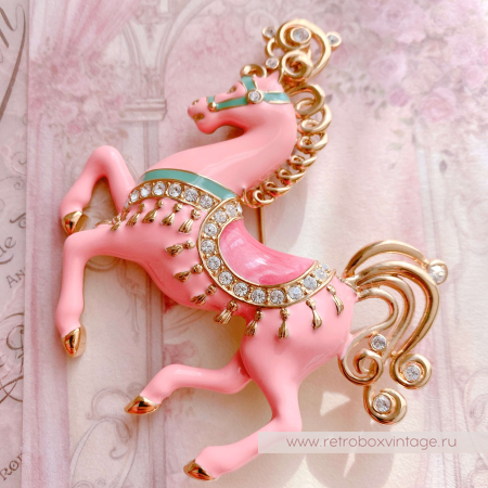 BOB MACKIE Брошь «Царская лошадь: розовая»