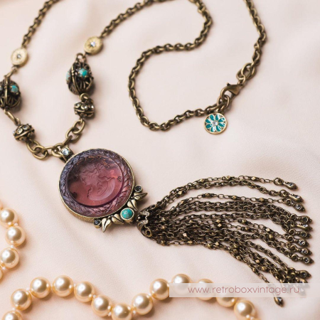 SWEET ROMANCE Ожерелье «Богиня: круглая инталия аметист» с кисточкой SWEET ROMANCE Ожерелье «Богиня: круглая инталия аметист» с кисточкой