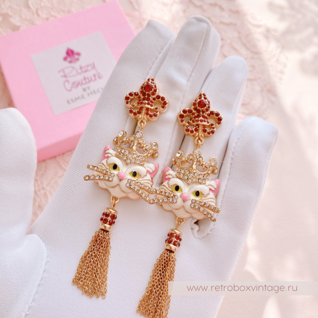 RITZY COUTURE Серьги «Белая королева кошек: золото» с кисточкой RITZY COUTURE Серьги «Белая королева кошек: золото» с кисточкой
