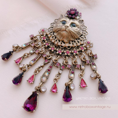SWEET ROMANCE Брошь «Королева кошек: розово-пурпурные кристаллы»
