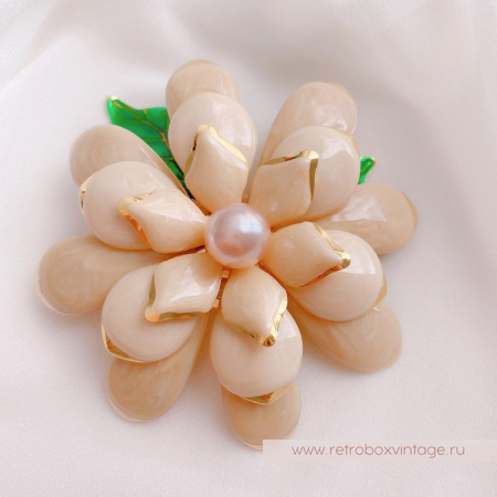 JOAN RIVERS Брошь «Пудрово-бежевая гардения»