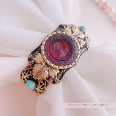 SWEET ROMANCE Браслет-каф с инталией "Богиня Афродита: аметист"