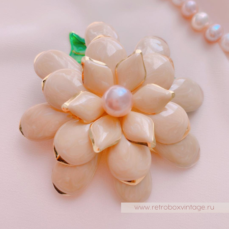 JOAN RIVERS Брошь «Пудрово-бежевая гардения»