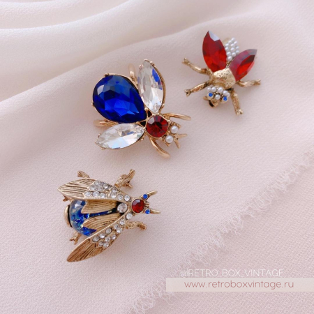 SWEET ROMANCE Трио брошей «Пчелки полевых цветов: сине-красные в золоте» (3 шт)