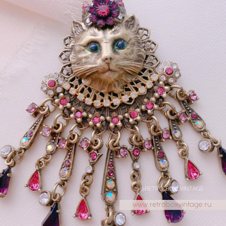 SWEET ROMANCE Брошь «Королева кошек: розово-пурпурные кристаллы»