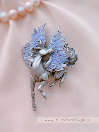 JJ / JONET JEWELRY Брошь «Крылатый пегас: лавандовый серебро»