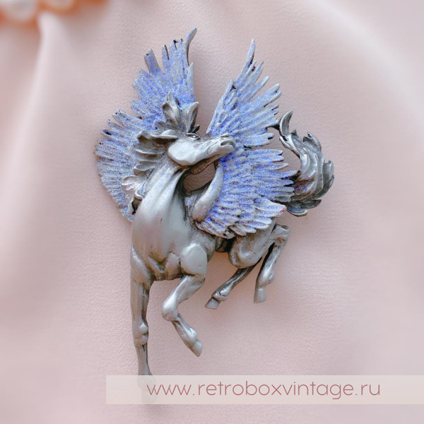 JJ / JONET JEWELRY Брошь «Крылатый пегас: лавандовый серебро»