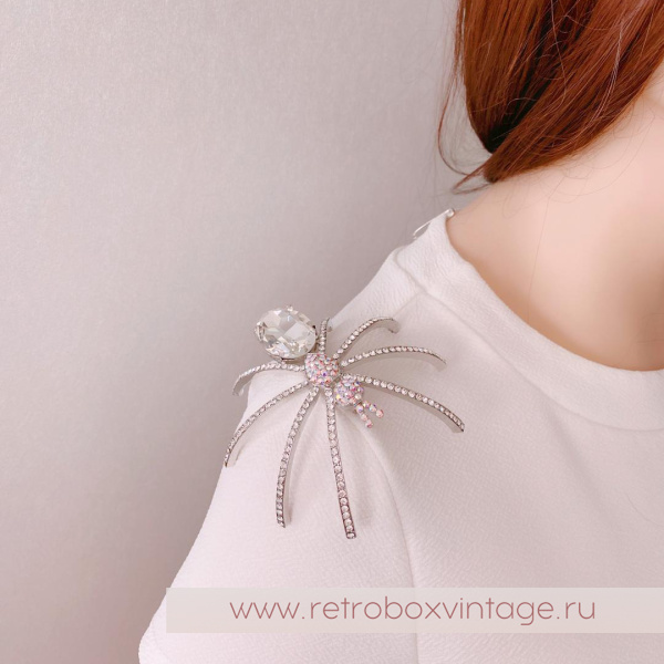 BUTTLER AND WILSON Брошь наплечная «Кристальный паучок на удачу»