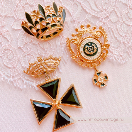 Брошь можно носить в комплекте с другими брошами