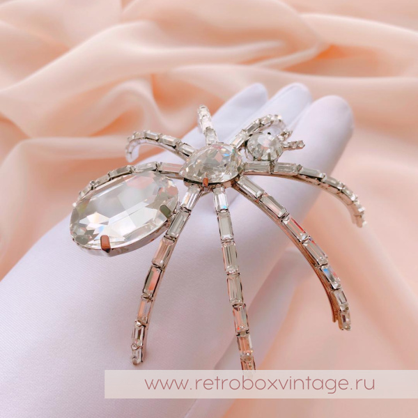 BUTTLER AND WILSON Брошь наплечная «Кристальный паучок: огранка багет»