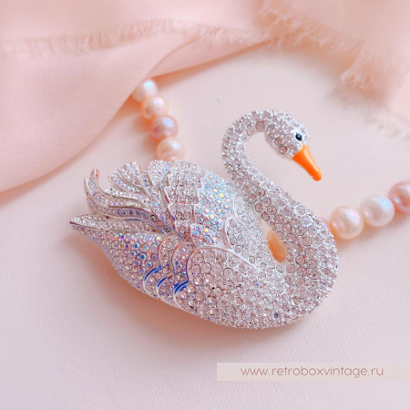 JOAN RIVERS Брошь «Белая лебедь»