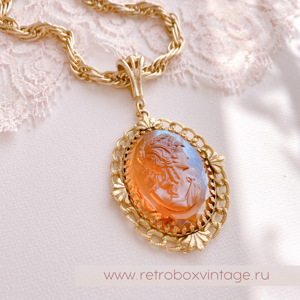 WHITING AND DAVIS Кулон на цепочке "Медовая камея"