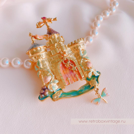 KIRKS FOLLY Брошь «Земляничный замок» с открывающейся дверью