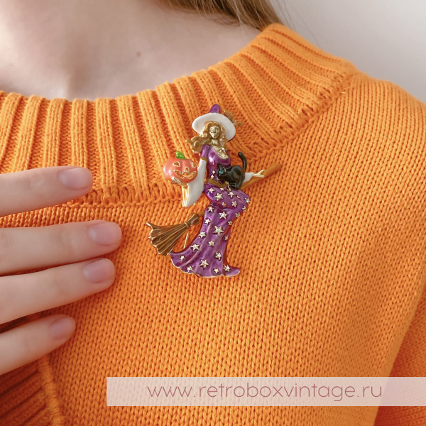 KIRKS FOLLY Брошь-кулон «Фея ведьма на метле в пурпурном платье: золото»