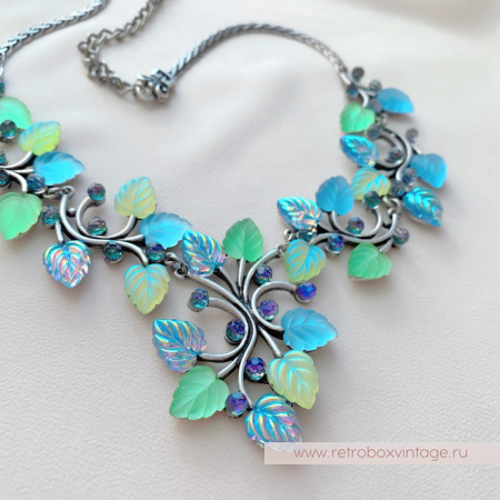 SWEET ROMANCE Колье «Нежное пробуждение: зелено-голубые листья в серебре»