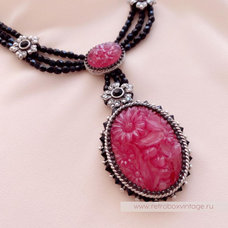 SWEET ROMANCE Ожерелье с антикварным стеклом «Китайская роза» SWEET ROMANCE Ожерелье с антикварным стеклом «Китайская роза»