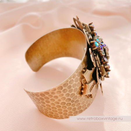 SWEET ROMANCE Браслет-каф «Кассиопея: крест с кристаллами павлин»