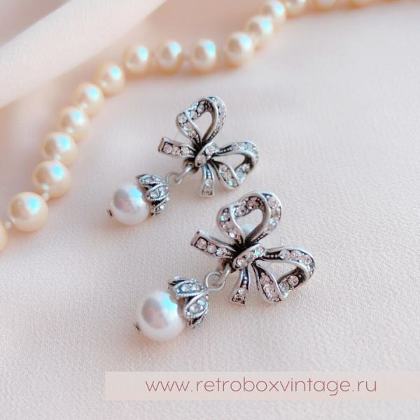 SWEET ROMANCE Серьги "Романтичные банты: серебро" с жемчужинами