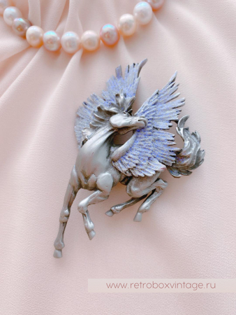 JJ / JONET JEWELRY Брошь «Крылатый пегас: лавандовый серебро»