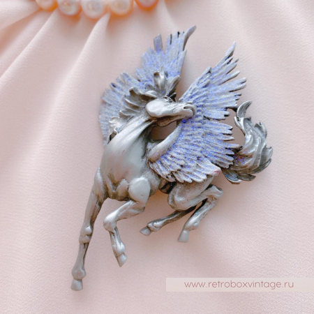 JJ / JONET JEWELRY Брошь «Крылатый пегас: лавандовый серебро»