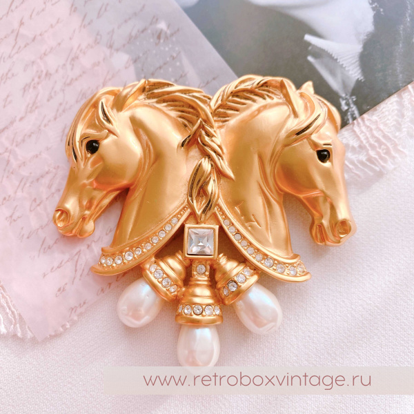 ELIZABETH TAYLOR for Avon Брошь "Сердца в тандеме" две лошади / "Hearts in Tandem"