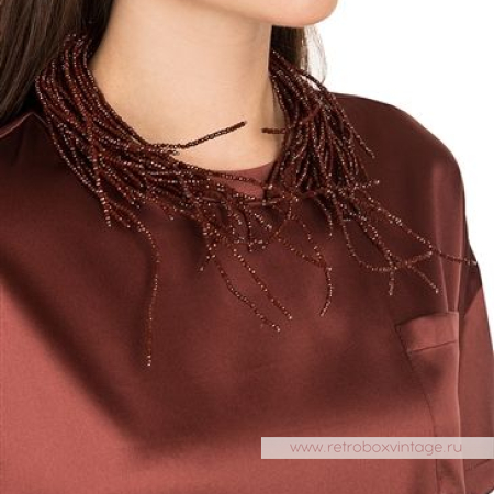 Пример ношения аналогичного колье (фото из Интернета)