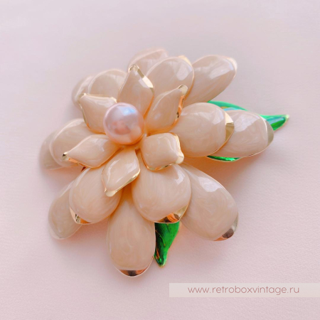 JOAN RIVERS Брошь «Пудрово-бежевая гардения»