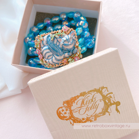 KIRKS FOLLY Браслет-стрейч "ЧЕШИРСКИЙ КОТ" на голубых бусах / Коллекция "Алиса в стране чудес"