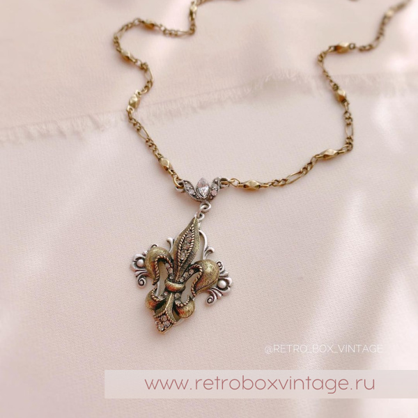 SWEET ROMANCE Кулон на цепочке "Флер де лис - королевская лилия" с кристаллами