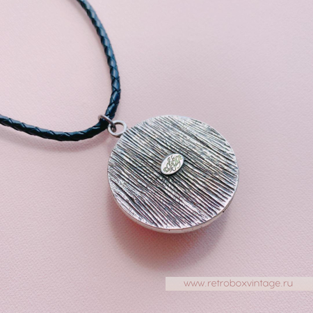 KIRKS FOLLY Кулон на кожаном шнуре «Водяная луна: фиолетовая»