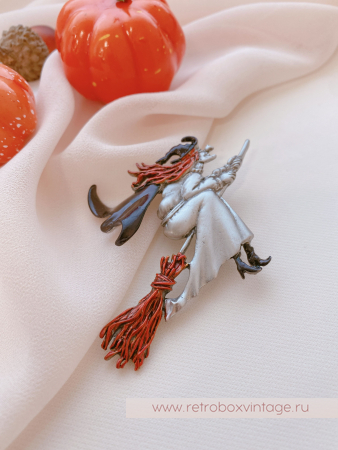 JJ / JONET JEWELRY Брошь "На шабаш: ведьмочка на метле" эмаль