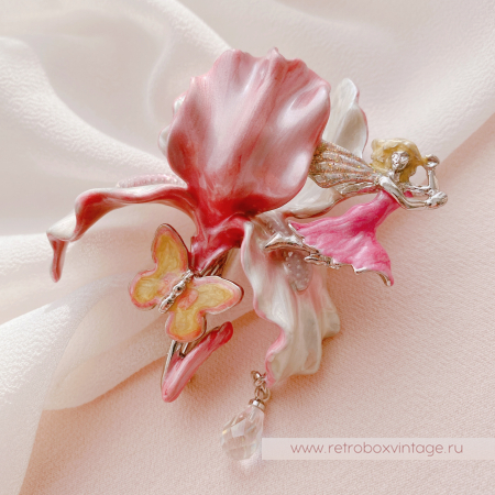 KIRKS FOLLY Брошь «Розовый ирис с феей, бабочкой и капелькой росы»