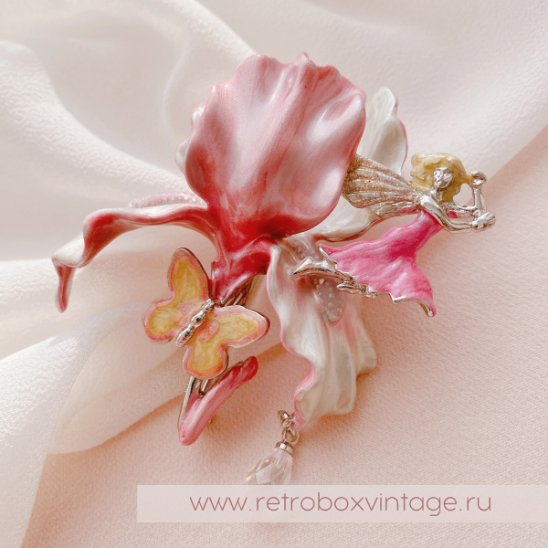 KIRKS FOLLY Брошь «Розовый ирис с феей, бабочкой и капелькой росы»