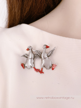 JJ / JONET JEWELRY Брошь "Два веселых гуся"