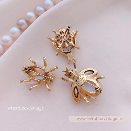 SWEET ROMANCE Трио брошей «Жемчужные пчелки в золоте» (3 шт)