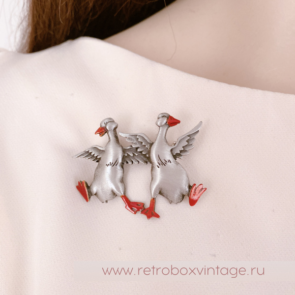 JJ / JONET JEWELRY Брошь "Два веселых гуся"