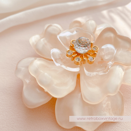 ST. JOHN Брошь «Нежная камелия»