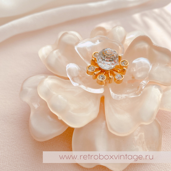 ST. JOHN Брошь «Нежная камелия»