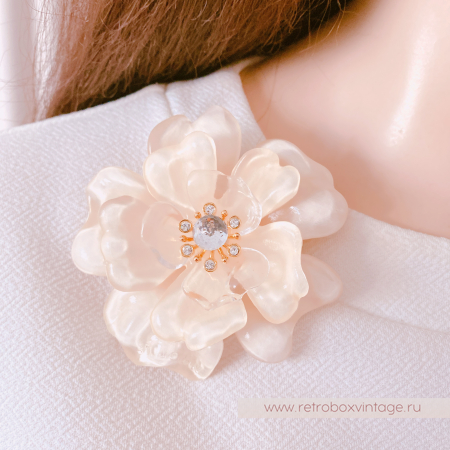 ST. JOHN Брошь «Нежная камелия»